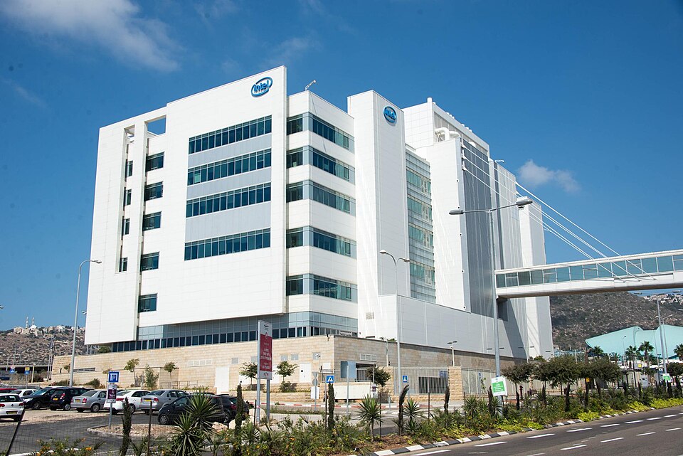 Archive Intel IDC9 building in Haifa, photographed in 2014. xiquinhosilva, CC BY 2.0 (resized).