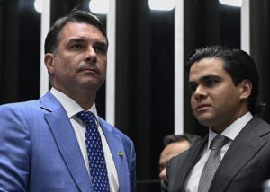 Archive photo of Flávio Bolsonaro, left, in the Senate, Brasília, September 1, 2026