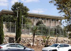 Archive photo: the Knesset building in Jerusalem, September 3, 2025, with fence, trees and cars in the foreground. Lizzy Shaanan / PikiWiki Israel, CC BY 2.5, cropped. Not the 2026 count.