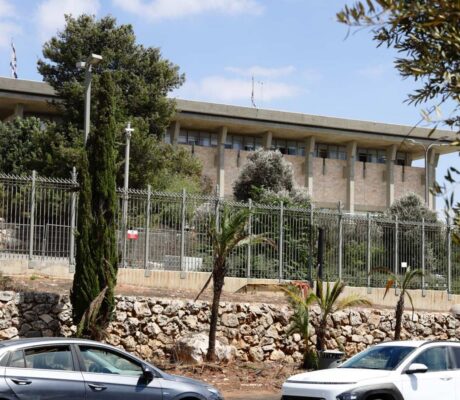 Archive photo: the Knesset building in Jerusalem, September 3, 2025, with fence, trees and cars in the foreground. Lizzy Shaanan / PikiWiki Israel, CC BY 2.5, cropped. Not the 2026 count.