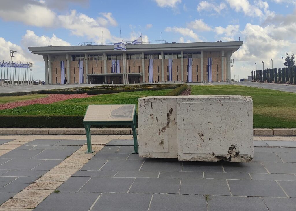 Archive photo: a Western Wall stone stands on the plaza in front of the Knesset, January 30, 2023. Nizzan Cohen, CC BY 4.0, cropped. Not the 2026 election count.