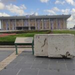 Archive photo: a Western Wall stone stands on the plaza in front of the Knesset, January 30, 2023. Nizzan Cohen, CC BY 4.0, cropped. Not the 2026 election count.