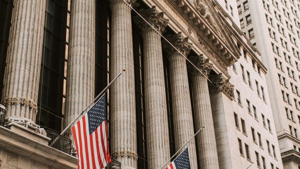 TheNewYorkStockExchange colonnade andAmericanflags in an illustrative archive photograph,notFridaytrading.