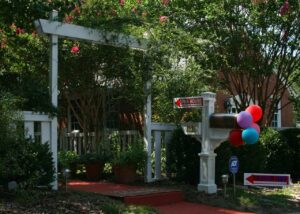 Archive photo: an open-house event in Durham, North Carolina, August 3, 2008. Ildar Sagdejev, CC BY-SA 4.0, cropped. Not a current property listing.