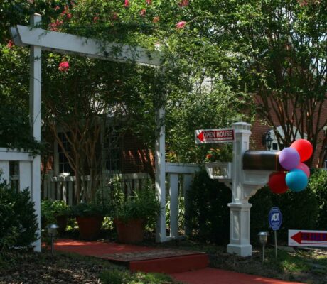 Archive photo: an open-house event in Durham, North Carolina, August 3, 2008. Ildar Sagdejev, CC BY-SA 4.0, cropped. Not a current property listing.
